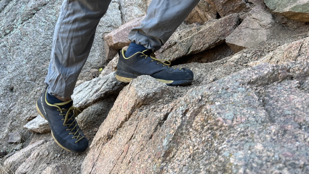 Revisión de los zapatos de aproximación scarpa mescalito planet: el mescalito planet tiene mucho soporte para el tobillo y amortiguación en la suela...