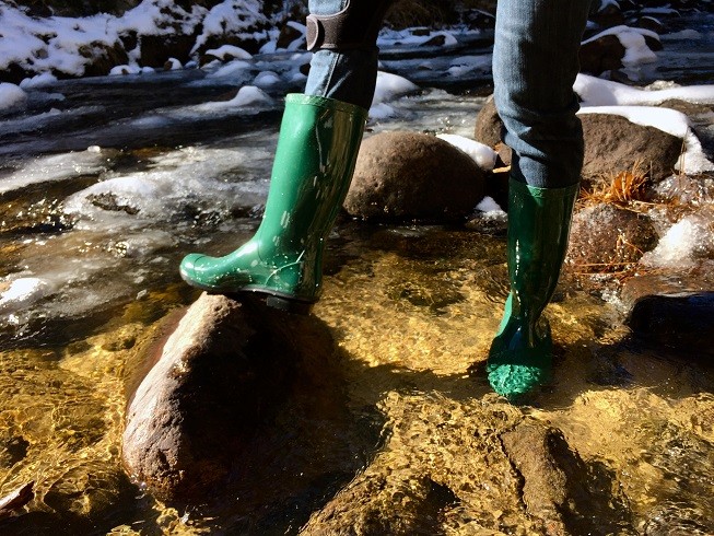 Revisión de botas de lluvia ugg shaye para mujer: prueba del shaye en un rĆo cubierto de aguanieve en Dream Canyon, co.