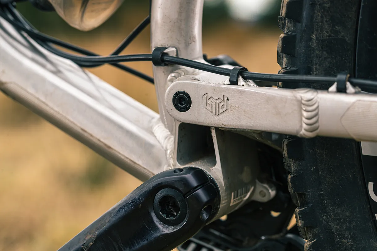 El logotipo de Bird estÔ estampado en el cuadro de la bicicleta de montaña con doble suspensión Bird Aether 9.