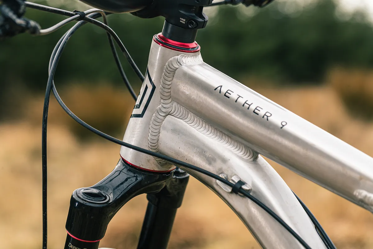 Ćter de pĆ”jaro 9 La soldadura de las bicicletas de montaƱa con doble suspensión Bird Aether 9 no es muy suave