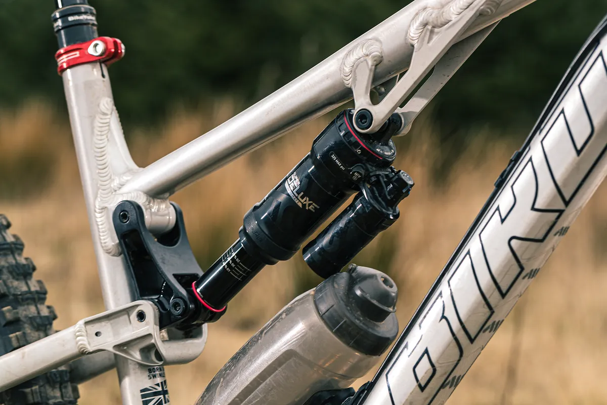 Ćter de pĆ”jaro 9 La bicicleta de montaƱa con doble suspensión Bird Aether 9 estĆ” equipada con un amortiguador trasero RockShox Super Deluxe Ultimate