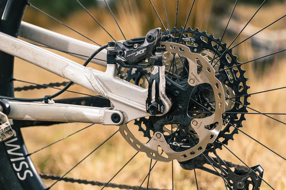 Ćter de pĆ”jaro 9 La bicicleta de montaƱa con suspensión total Bird Aether 9 estĆ” equipada con frenos de disco de cuatro pistones Shimano XT