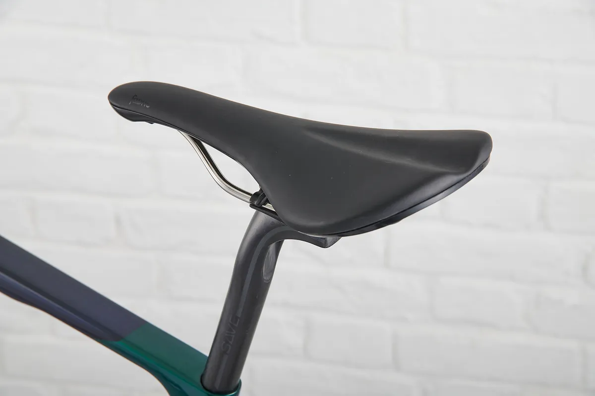Cannondale Topstone Carbon Ultegra RX 05 SillĆn Fabric Scoop asentado sobre un poste Save Carbon