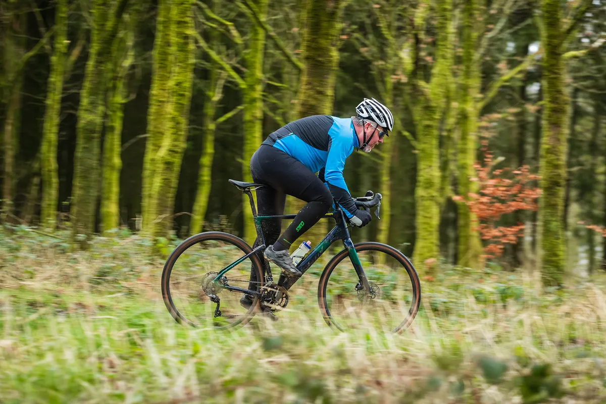Cannondale Topstone Carbon Ultegra RX Ciclista vestido de azul montando una bicicleta gravel Cannondale Topstone Carbon azul