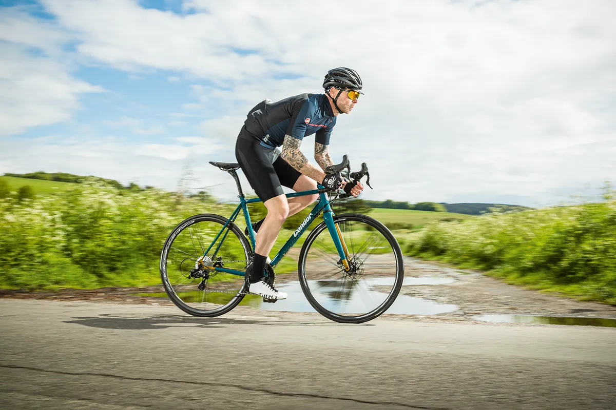 Ciclista masculino montando la bicicleta de carretera Condor Super Acciaio Disc