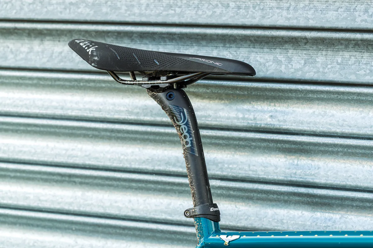 SillĆn Fizik Arione R3 sentado sobre un poste de carbono Deda Zuperzero en el Condor Super Acciaio Disc