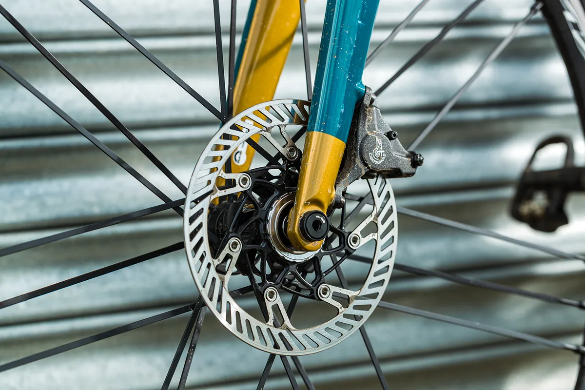 Frenos Campagnolo Chorus en la bicicleta de carretera Condor Super Acciaio Disc