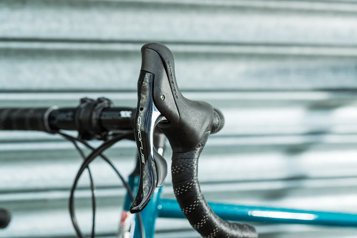 Manetas de cambio Campagnolo Chorus en la bicicleta de carretera Condor Super Acciaio Disc