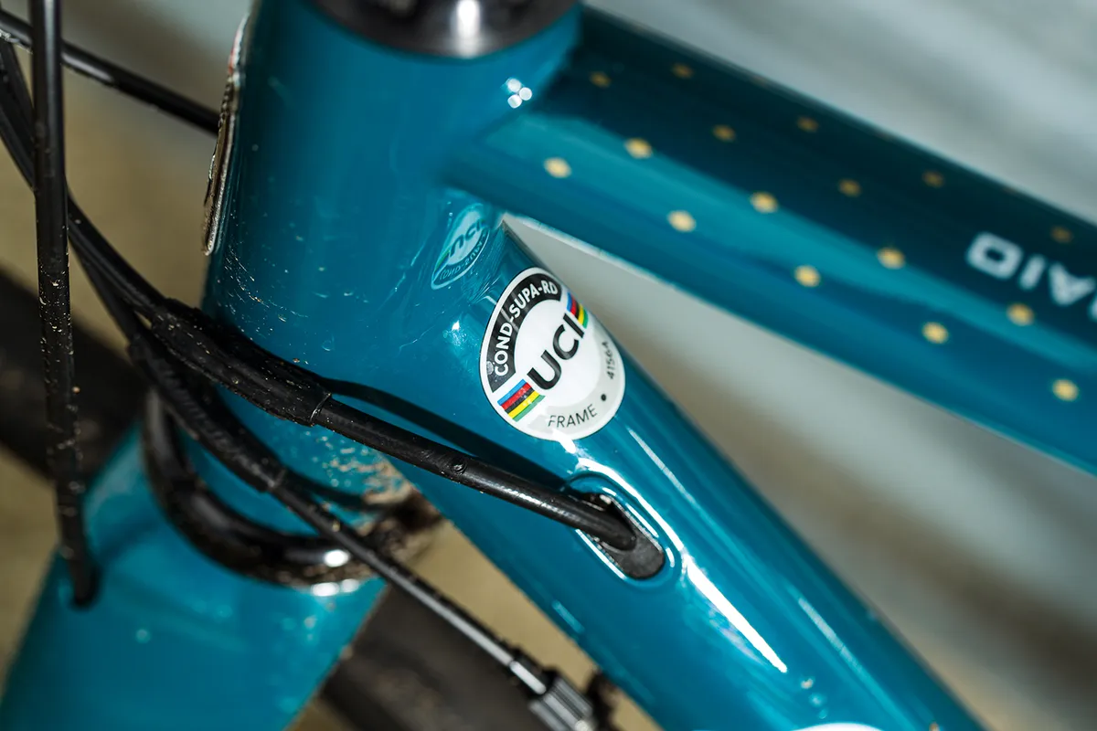 Disco Cóndor Super Acciaio Insignia UCI en el tubo diagonal de la bicicleta de carretera Condor Super Acciaio Disc