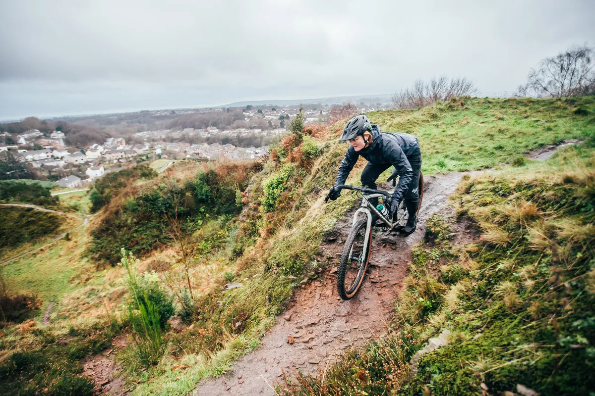 Katherine Moore montando la bicicleta gravel Cotic Cascade Katherine Moore montando la bicicleta gravel Cotic Cascade