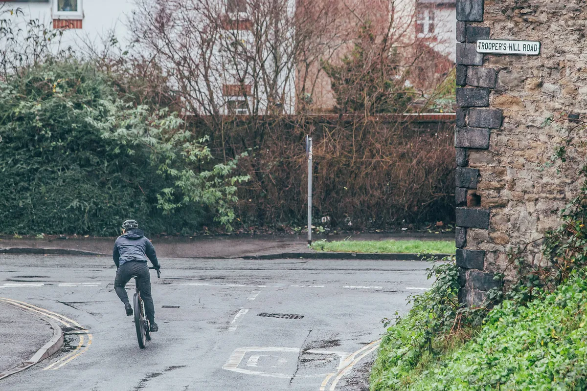 Katherine Moore montando la bicicleta gravel Cotic Cascade Katherine Moore montando la bicicleta gravel Cotic Cascade