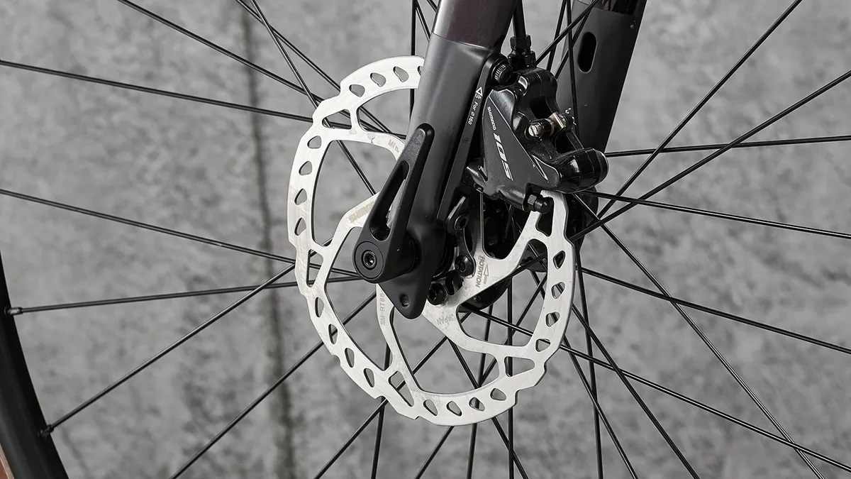 PinƔculo Arkose Dirt D3 Freno de disco hidrƔulico y rotor en bicicleta de carretera.