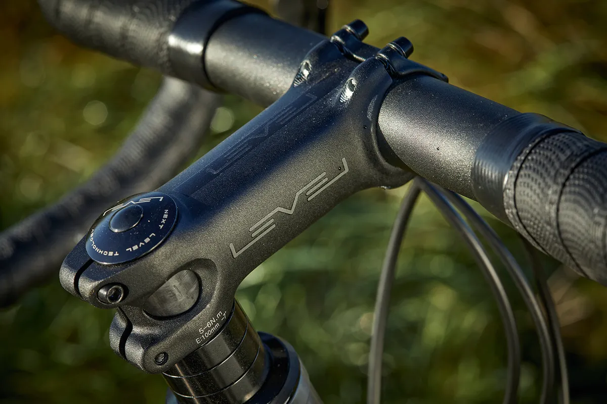 Ribble Resistencia Ti La barra, la potencia y las ruedas de la bicicleta de carretera Ribble Endurance Ti son proporcionadas por la marca interna de Ribble.