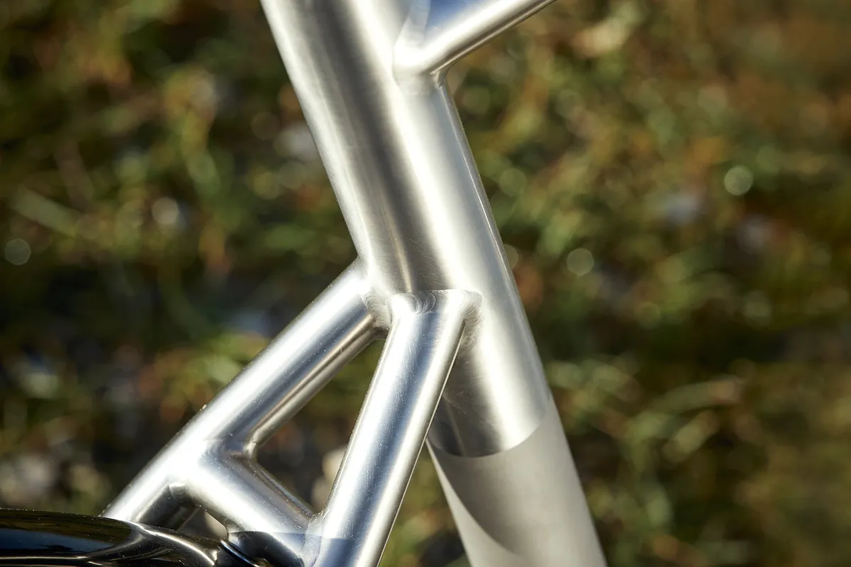 Ribble Resistencia Ti El cuadro de titanio tiene un acabado de muy alto nivel en la bicicleta de carretera Ribble Endurance Ti.