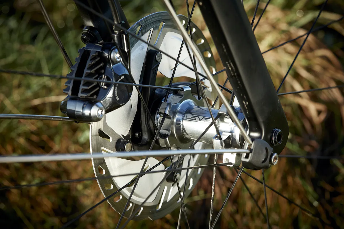 Ribble Resistencia Ti La bicicleta de carretera Ribble Endurance Ti estƔ equipada con frenos de disco hidrƔulicos Shimano Ultegra