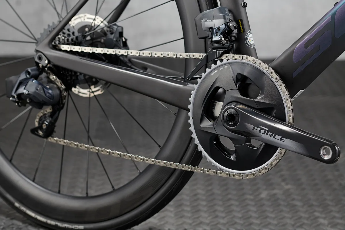 Lámina Scott 10 Cambios SRAM Force eTap AXS en la bicicleta de carretera Scott Foil 10