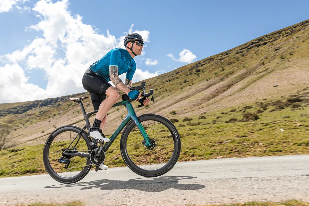 Lámina Scott 10 Ciclista masculino con top azul montando la bicicleta de carretera Scott Foil 10