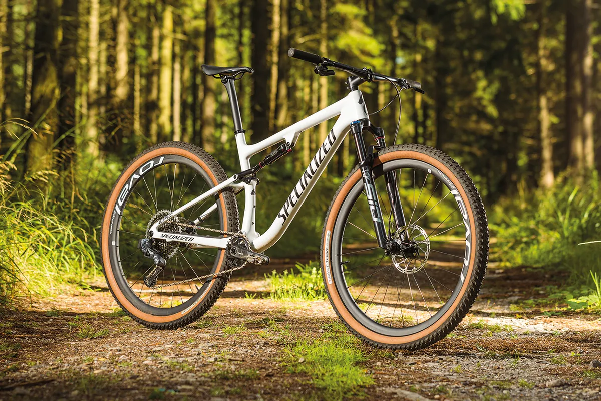 Especializado Epic Pro 02 Foto en Ôngulo de la bicicleta de montaña con suspensión total Specialized Epic Pro