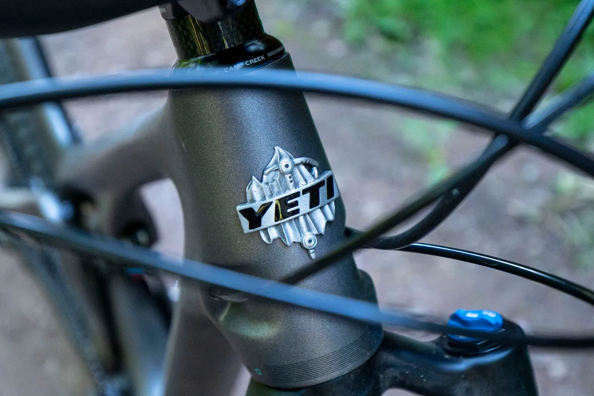 Insignia del tubo de dirección Yeti SB115 Insignia del tubo de dirección Yeti SB115
