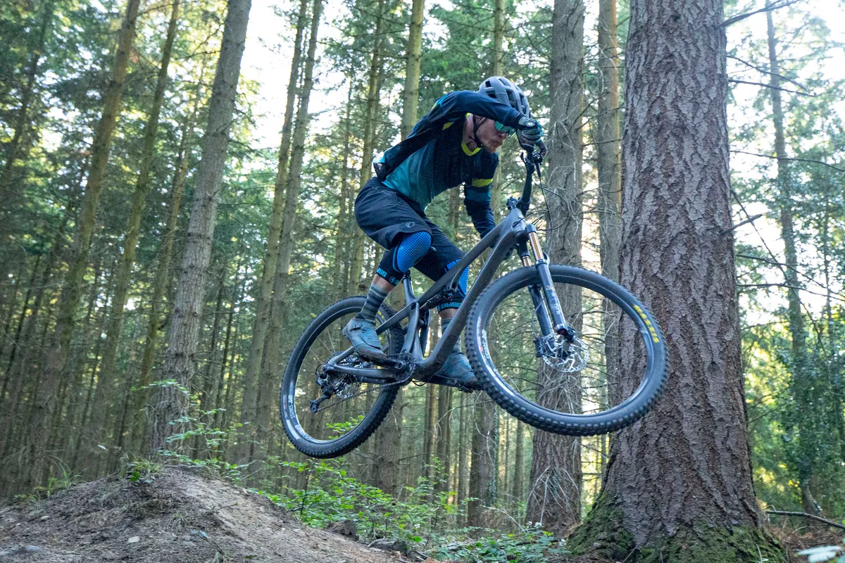 Yeti SB115 saltando Yeti SB115 saltando