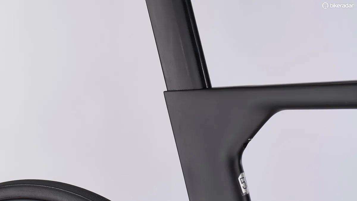 cannondale-systemsix-04-1553507413351-1akzgdd7lugho-5888e31 La unión del tubo del sillĆn del tubo superior y la propia tija del sillĆn se diseƱaron con el ciclista in situ.