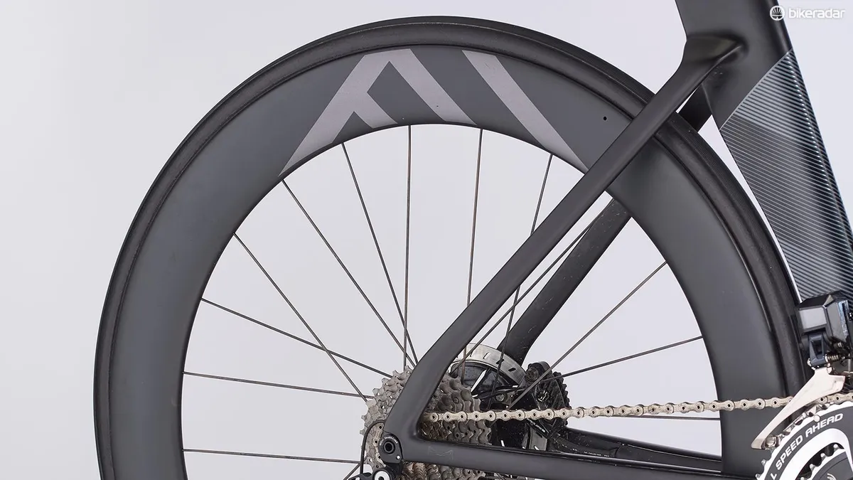 cannondale-systemsix-09-1553507413369-rukide2xqco0-c920baa Las ruedas Knot 64, muy profundas, son lo que esperarĆas encontrar en una bicicleta de contrarreloj o triatlón.