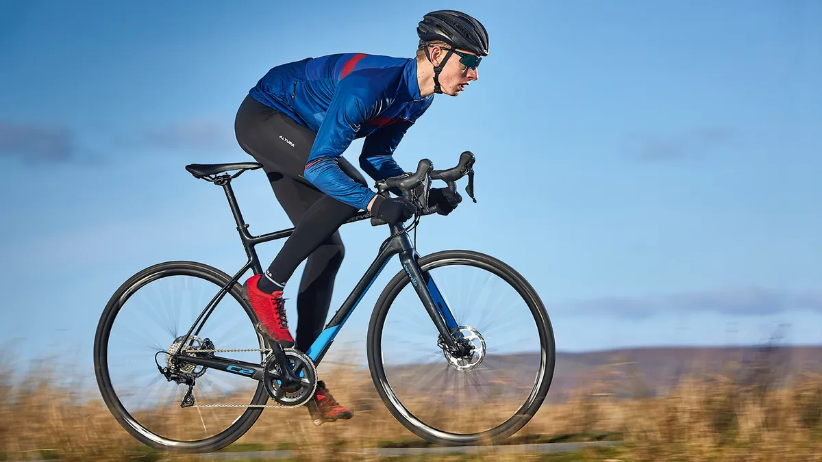 Cervelo C2 105 06 Ciclista masculino montando bicicleta negra