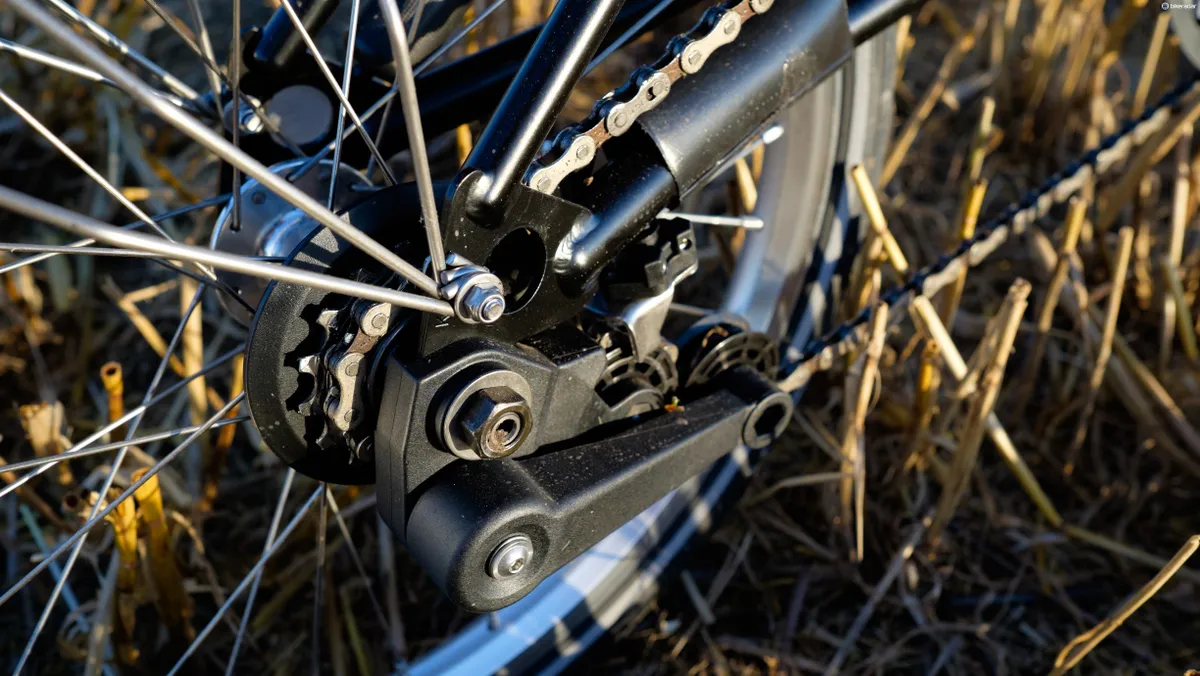 dscf3561-1468919299016-f46zle42amb3-033bc30 La transmisión simple de 2 velocidades tiene una pequeƱa penalización de peso en comparación con las versiones de una sola velocidad, pero aun asĆ optarĆamos por la de 3 velocidades.