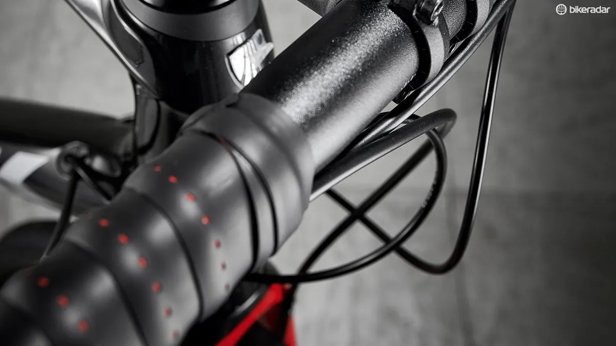 trek-domane-sl5-disc-03-1553097246995-aygccjznqimc-40c6c50 El manillar Comp VR-C estĆ” envuelto de forma gruesa