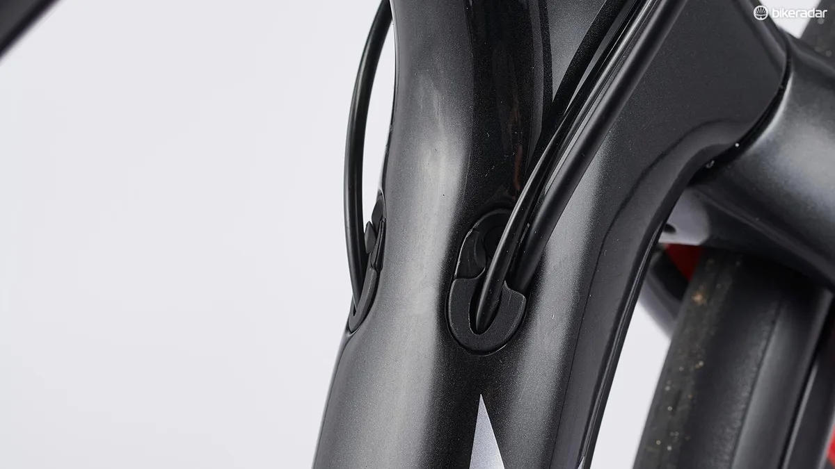 trek-domane-sl5-disc-08-1553097651888-bt3yr6dy0bla-4f0d9d8 Cables guiados internamente