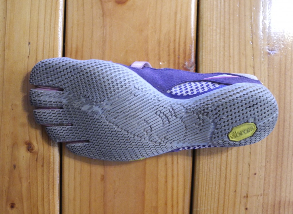 Revisión de zapatos descalzos vibram fivefingers alitza para mujer: vista inferior de la suela delgada del alitza. este modelo proporciona el...