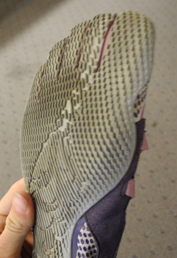 Revisión de zapatos descalzos vibram fivefingers alitza para mujer: una vista de primer plano del diseño de lengüeta de hoja dentada de bajo perfil en el...