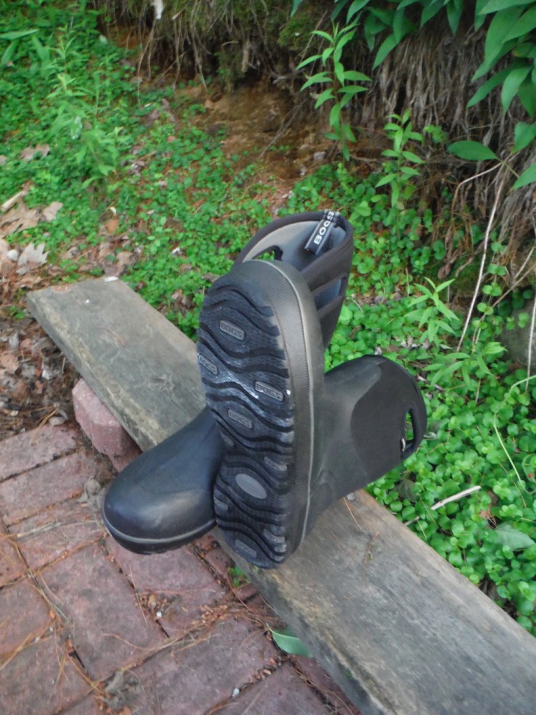 Revisión de botas de lluvia Bogs Ultra Mid Rain Boot: la banda de rodadura de este modelo es relativamente suave, con la excepción de...