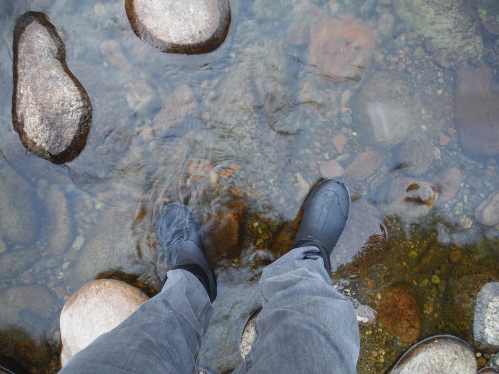 Revisión de botas de lluvia bogs ultra mid rain boot: el eje de neopreno impermeable funciona muy bien. lamentablemente las manijas...