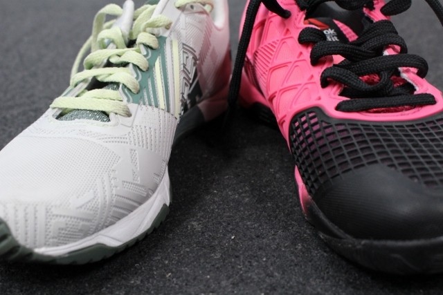 Revisión de zapatos reebok sprint 2.0 para mujer para crossfit: el sprint (izquierda) tiene una útil franja de goma con agarre en el costado...