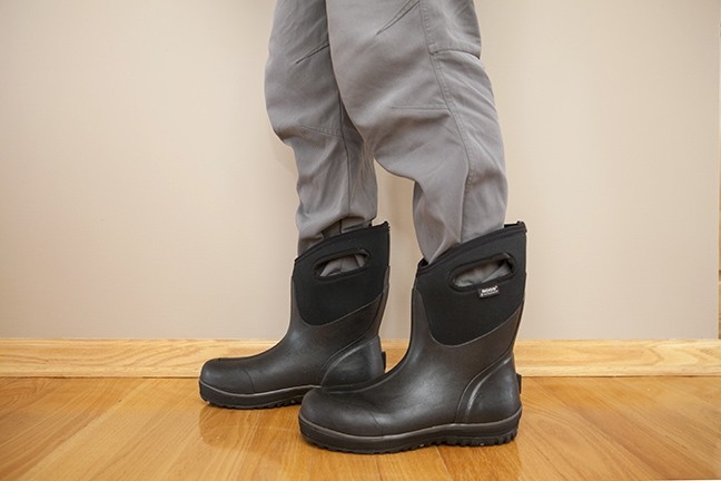 Revisión de botas de lluvia Bogs Ultra Mid Rain Boot: vista lateral. Estas botas no ganan ningún premio por su apariencia.