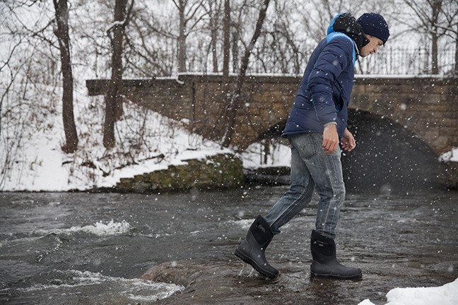 Revisión de botas de lluvia bogs ultra mid rain boot: el crĆtico ross robinson prueba la resistencia al agua, la calidez y...