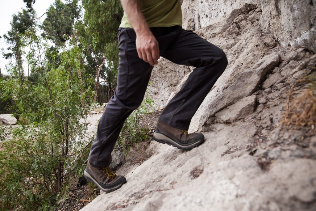Revisión de las botas de montaña Hoka Tor Summit Mid Wp para hombre: prueba de la tracción en roca seca de este producto de Hoka.