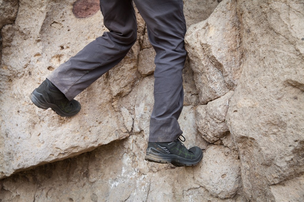 Revisión de las botas de montaña lowa tiago gtx mid para hombre: las tiago se mueven mejor de lo esperado y mejoran su rendimiento general...