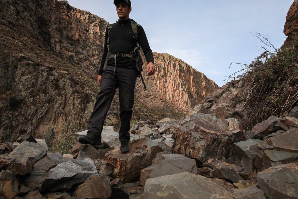 Revisión de las botas de montaña lowa tiago gtx mid para hombre: para un modelo liviano, el tiago proporciona una gran estabilidad.