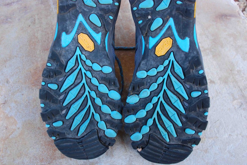 Revisión de los zapatos de senderismo North Face Hedgehog Fastpack GTX para mujer: ”las suelas son tan bonitas! LÔstima que realmente no puedas verlos. el azul...