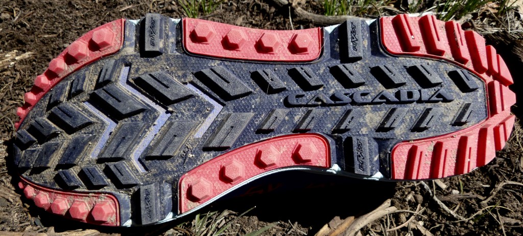 Revisión de zapatillas de trail running Brooks Cascadia 12 para mujer: la suela exterior de Brooks Cascadia 12 es una zapatilla de trail agresiva.