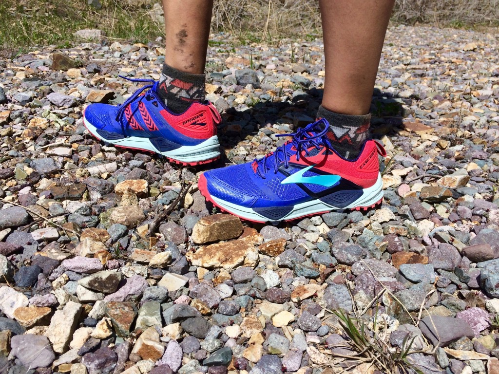 Revisión de las zapatillas de trail running Brooks Cascadia 12 para mujer: el Cascadia 12 es un corredor de trail tradicional con una punta y un talón mÔs altos...