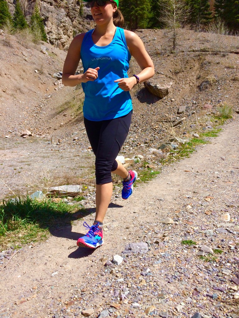 Revisión de las zapatillas de trail running Brooks Cascadia 12 para mujer: Heather disfruta de las capacidades cruzadas de las Brooks Cascadia 12.