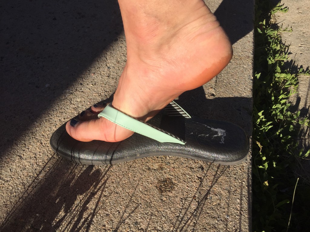 Revisión de las chanclas de chakra de yoga sanuk para mujeres: no solo el chakra de yoga seguĆa liberando agua cuando lo pisaba...