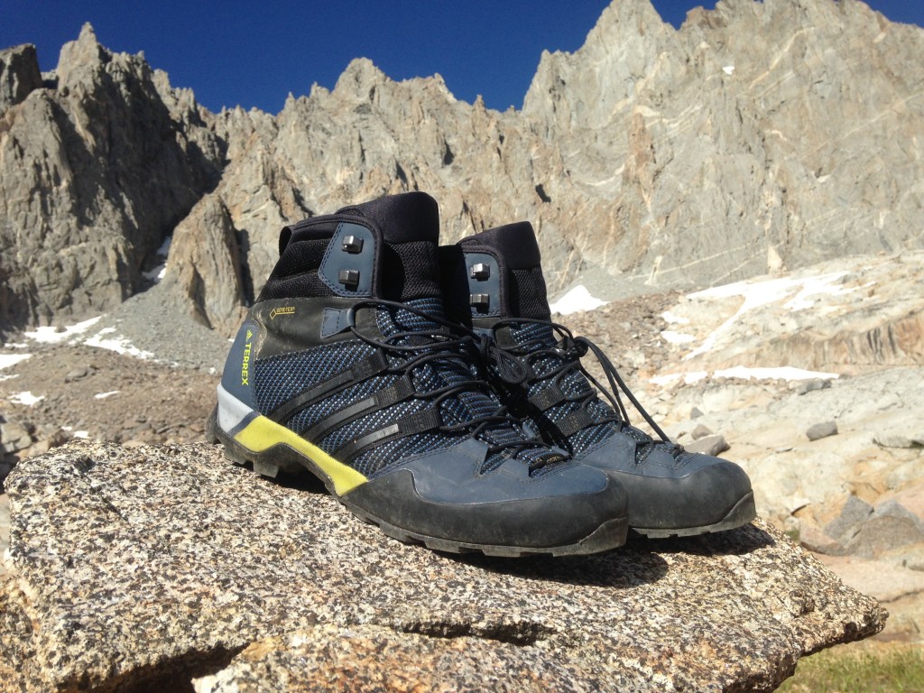 Botas de montaña adidas terrexscope high gtx para hombre: revisión de las botas de montaña adidas terrexscope gtx en su elemento en el lado oeste de la...