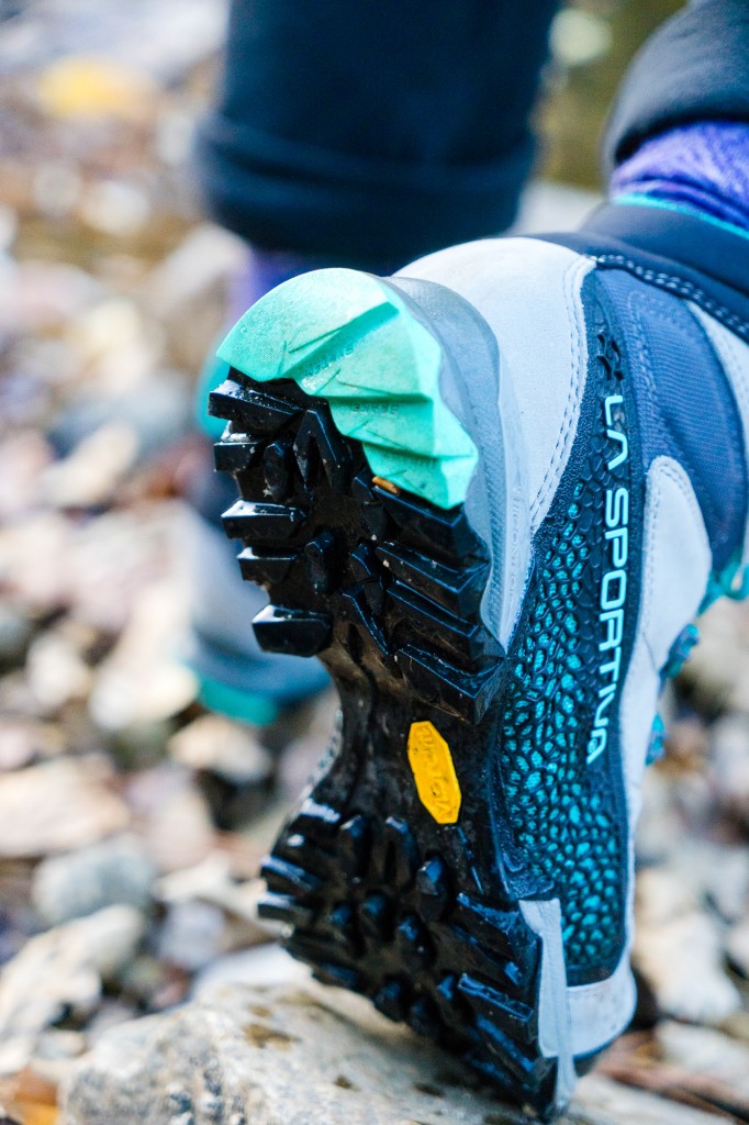 Revisión de las botas de montaña la sportiva nucleo high gtx para mujer: el sistema Impact Break y las suelas Vibram brindan una gran tracción...