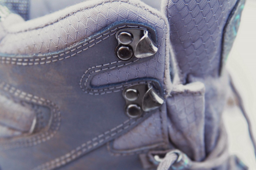 Revisión de botas de invierno Columbia bugaboot plus iii omni-heat para mujer: ate estos ojales para un ajuste preciso y exacto.