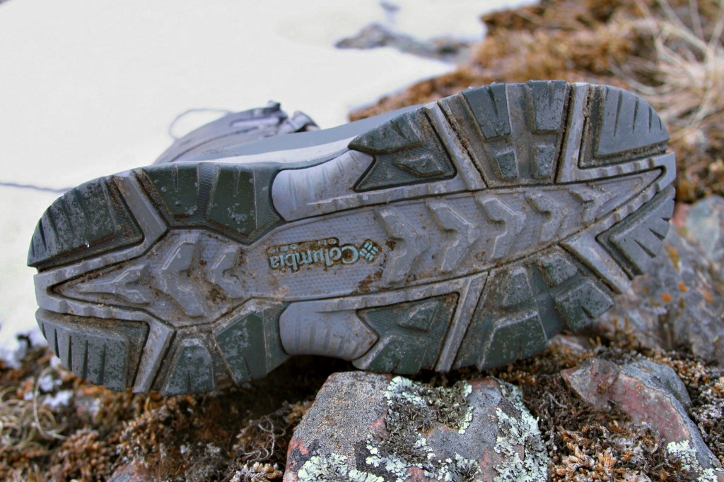 Revisión de botas de invierno Columbia bugaboot plus iii omni-heat para mujer: esta suela exterior presenta una variedad de tacos multidireccionales que se agarran...
