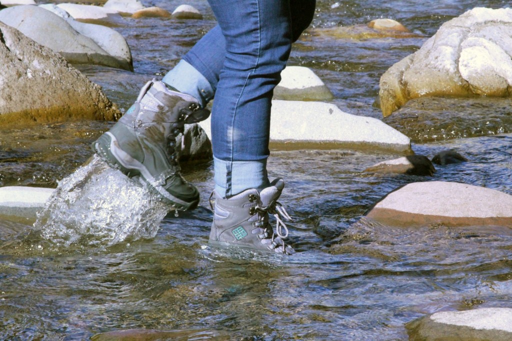 Revisión de botas de invierno Columbia bugaboot plus iii omni-heat para mujer: prueba de resistencia al agua mientras camina por un rĆo en otoƱo con...